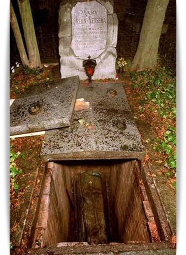 V roce 1991 byly ukradeny pozůstatky Marie Vetsery